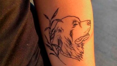 El tatuaje del perro Byron en el brazo de su dueña. Lo exhibió en el juicio donde pidieron la pena. Foto: gentileza
