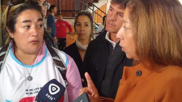 Dirigentes de la CTA le pidieron a la gobernadora por los salarios y el estado de las escuelas en un acto en Bariloche.