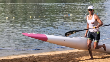 Cecilia Collueque en uno de los acarreos en la pista del club Regatas de Gualeguaychú.