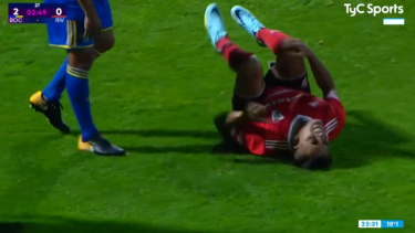 Manuel Ledesma recibió una fuerte patada del Chelo Delgado . Foto: Captura video