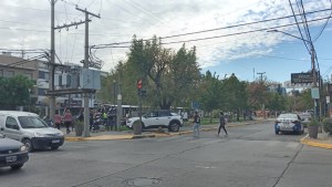 Chocó y se dio a la fuga, el otro auto terminó sobre la avenida, en el centro de Neuquén