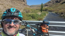Imagen de De Andacollo a Villa la Angostura: maestro del norte neuquino se jubiló y recorre 660 km en bicicleta para celebrar