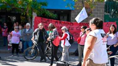 Este miércoles, el gremio docente realizó un reclamo frente a las puertas de ANSES. Foto: Florencia Salto.