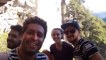 Este lunes comienza el juicio por el crimen de Facundo Castillo. En esta foto se lo ve con su grupo de amigos, que denominaron "Los Pochis". (Gentileza)