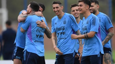 El Fideo Di María disfruta junto al equipo campeón del mundo del cariño popular. (Foto/Télam)