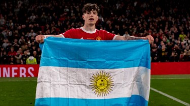 Alejandro Garnacho posó con la bandera argentina luego de ser campeón en Inglaterra. Su deseo de jugar el Mundial Sub 20 se desvanece. 