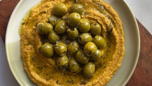 Hummus de zanahorias especiadas con aceitunas aderezadas