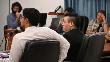 Julián Álvarez junto a uno de sus defensores, Maximiliano Gómez. (Archivo/Flor Salto)