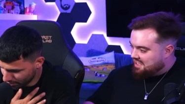 El impactante momento que generó temor y en el que el Kun se toma la frecuencia cardíaca.