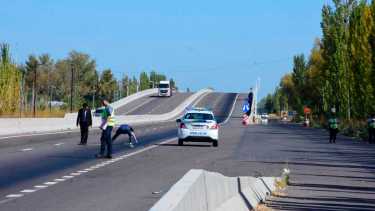 Los peritos y el fiscal de la causa realizaron varias diligencias en el lugar donde se produjo el fatal accidente. foto: Alejandro Carnevale. 