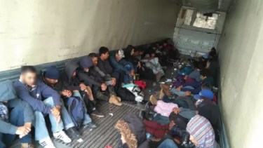 Hallan a 136 migrantes hacinados en el interior de un camión en México