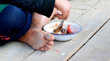 Además de debilitar las defensas inmunitarias, la desnutrición de las mujeres socava el desarrollo cognitivo, agrava las complicaciones durante el embarazo y también el parto con el consecuente impacto "nefasto e irreversible" para la supervivencia, el crecimiento y el aprendizaje de sus hijos.