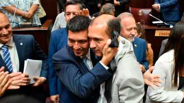 Gutiérrez le regaló su corbata al vicegobernador y candidato del MPN a sucederlo, Marcos Koopmann. (Foto Florencia Salto).-