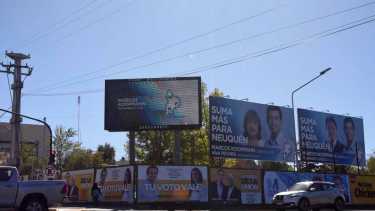 Las empresas cercan predios ociosos y comercializan el alquiler de los séxtuples a privados, a entidades públicas o a candidatos. Foto: Matías Subat.