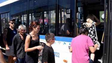 Por el verano, se sumaron líneas de colectivos en Neuquén hasta el río. Foto: Matías Subat. 