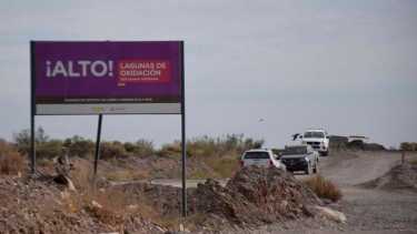 El viernes, una perita judicial sacó muestras para ver qué tienen las piletas que huelen a cloaca e hidrocarburo (Matías Subat)