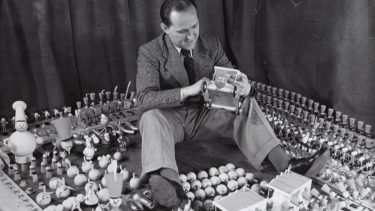 George Pal, junto a sus criaturas preferidas, los Puppetoons.
