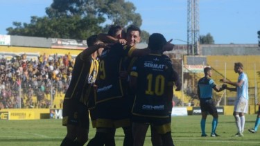 Olimpo se lució en casa y no le perdonó ninguna a Sol de Mayo que tuvo un duro debut en el Torneo Federal A. Foto Gentileza: La Nueva