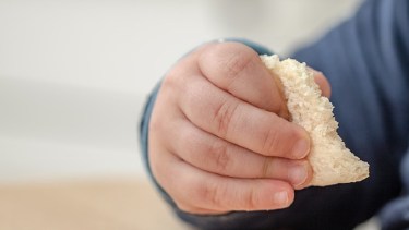 La mamá de la niña denunció en la comisaría que encontró a su hija llorando porque le negaron un pedazo de pan en la escuela. (Foto ilustrativa - Gentileza).-
