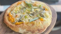 Imagen de Pizza de papa y romero lista para saborear