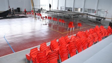 El polideportivo de la UNRN se prepara para recibir la visita de la vicepresidenta de la Nación. Foto: Marcelo Ochoa.