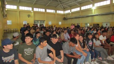 Estudiantes de la ESPJ N°1, CEM 83 y 101 asistieron al debate de los candidatos a intendente. Foto: Gentileza