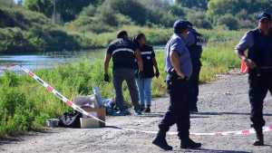 Quién era el hombre que murió tras descompensarse y caer a un canal en Fernández Oro: lograron dar con sus familiares