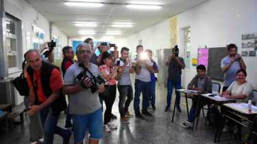 Los medios de prensa siguieron a todos los candidatos cuando votaron. Foto Juan Thomes