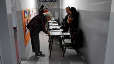 Pasadas las 8 de la mañana, comenzaron a acercarse los primeros vecinos de Roca para elegir su representante por la intendencia de la ciudad. Foto Juan Thomes.