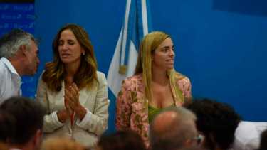La ministra Victoria Tolosa Paz junto a la intendenta María Emilia Soria, en Roca. Foto Juan Thomes. 