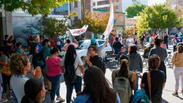 En Roca, los docentes nucleados en Unter marcharon a la sede de la obra social provincial. Foto Juan Thomes. 