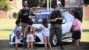 Con aplausos y detenciones: así arrancó el despliegue de gendarmes y fuerzas federales en Rosario
