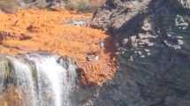 Imagen de «¡Qué inconscientes, por Dios!» Filmó a turistas en el Salto del Agrio expuestos al peligro por una foto