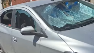 Demoraron a un hombre que iba desnudo y rompiendo autos en Neuquén