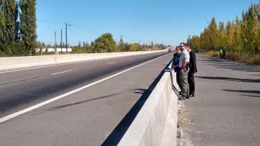 El fiscal Gastón Britos Rubiolo estuvo esta mañana realizando varias diligencias junto a los peritos en el lugar del accidente, en Mainqué. foto: Alejandro Carnevale.
