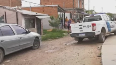 Los vecinos aseguraron que antes del inicio del fuego vieron entrar a la vivienda, donde las tres víctimas vivían solas, a un exnovio de la mujer. Foto gentileza. 