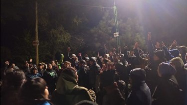 En asamblea decidieron continuar durante la noche y el miercoles. Foto: Facebook Ate VerdeyBlanca Loncopué