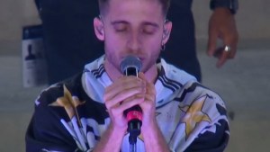 Wos cantó en el entretiempo de Argentina y usó el buzo de una emprendedora de Neuquén