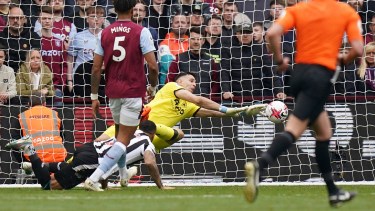 Aston Villa,  Emiliano Martinez desvió un remate con destino de gol del sueco Alexander Isack.
