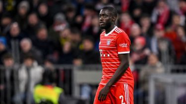 El francés volvió a tener errores graves en la defensa del Bayern Múnich.