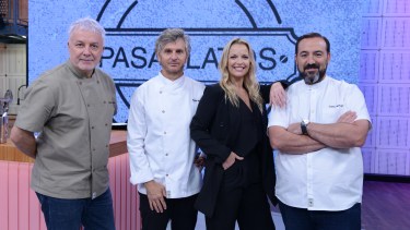 El jurado de Pasaplatos Famosos junto a la nueva conductora del certamen de gastronomía. Archivo.