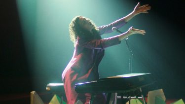 "Con Mica (por Micaela Riera, que toma el papel de Fabiana Cantilo) tenemos un negocio millonario entre manos: hacer el multiverso del rock nacional", dice medio en broma medio en serio el actor Ivos Hochman.