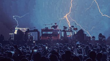 Juan Hansen en pleno live set, entre aparatos electrónicos e instrumentos analógicos.