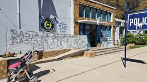 Policías reclamaron por la situación de un comisario, en Cinco Saltos