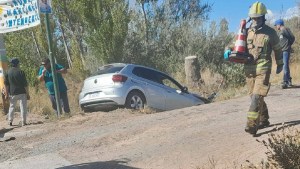 Peligroso choque dejó un auto dentro del canal en Fernández Oro