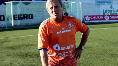 El Nene Travesino con la Naranja en el Maiolino, escenario de sus mayores hazañas futbolísticas.