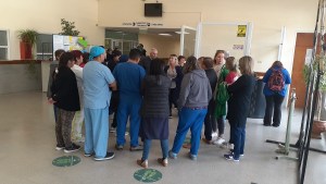 Trabajadores de salud del hospital realizaron una asamblea ante los robos en Cipolletti