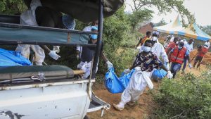 Hallaron muertos a 47 seguidores de una supuesta secta en Kenia: ayunaban para «conocer a Jesús»