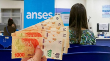 Imagen de AUH cobra un extra confirmado en noviembre, además de la Tarjeta Alimentar