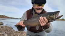 Imagen de A los 83, acampa a orillas de un río en una joya de la Patagonia y pesca estas truchas